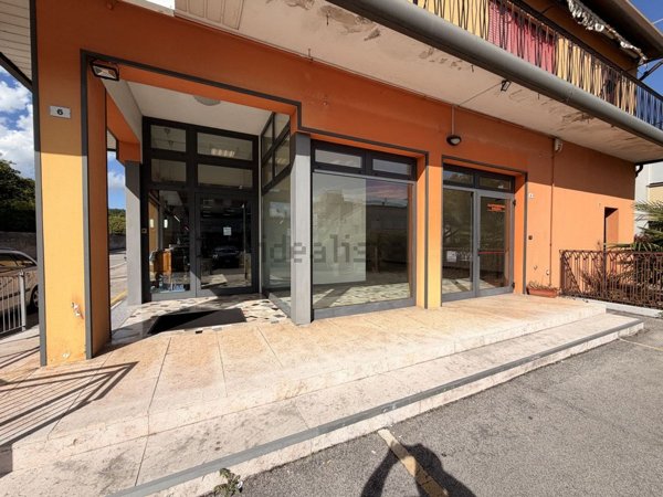 negozio in vendita a Montebelluna in zona Biadene