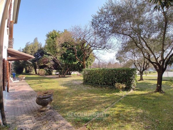 casa indipendente in vendita a Montebelluna in zona Biadene