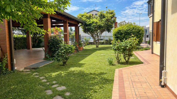 casa semindipendente in vendita a Montebelluna in zona Sant'Andrea