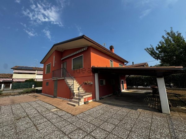 casa indipendente in vendita a Montebelluna in zona Biadene