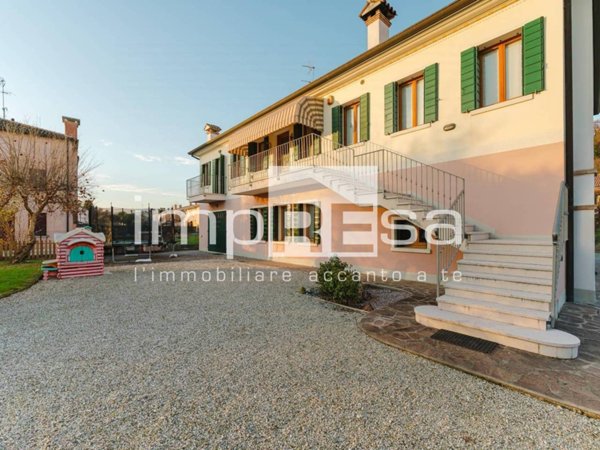 casa indipendente in vendita a Montebelluna in zona Caonada