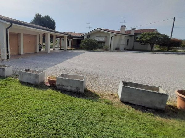 casa indipendente in vendita a Montebelluna in zona Caonada