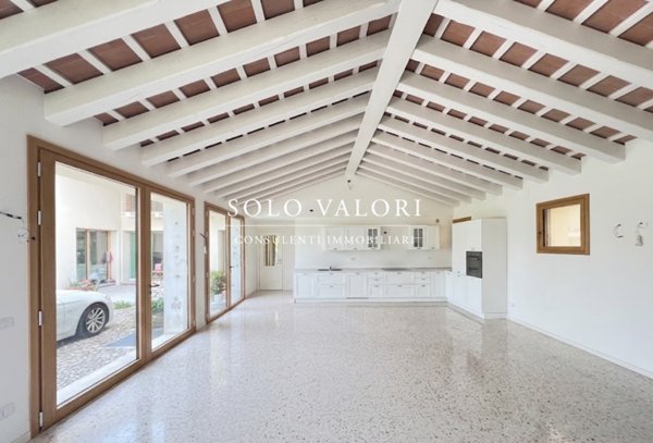 casa indipendente in vendita a Montebelluna in zona Biadene