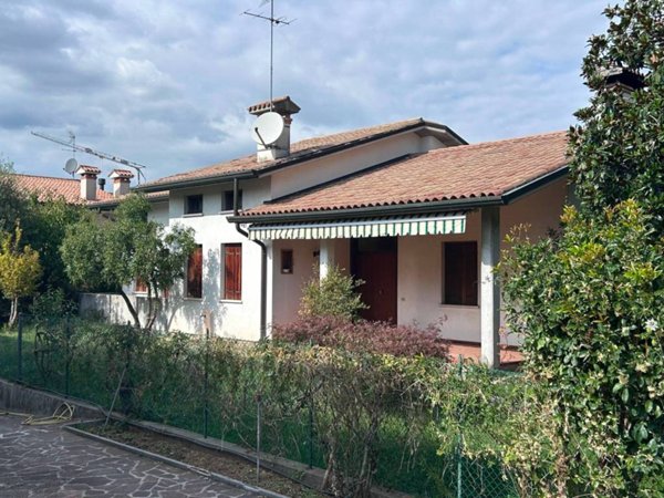 casa indipendente in vendita a Montebelluna in zona Biadene