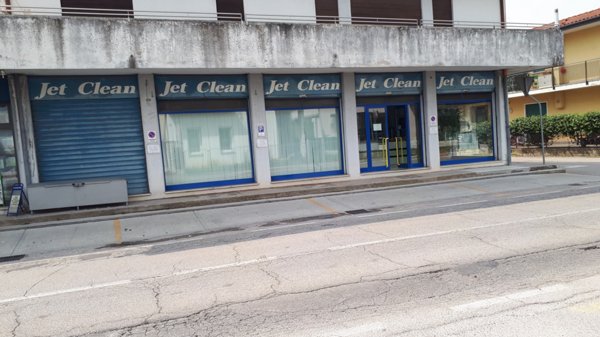 locale commerciale in vendita a Montebelluna in zona Contea