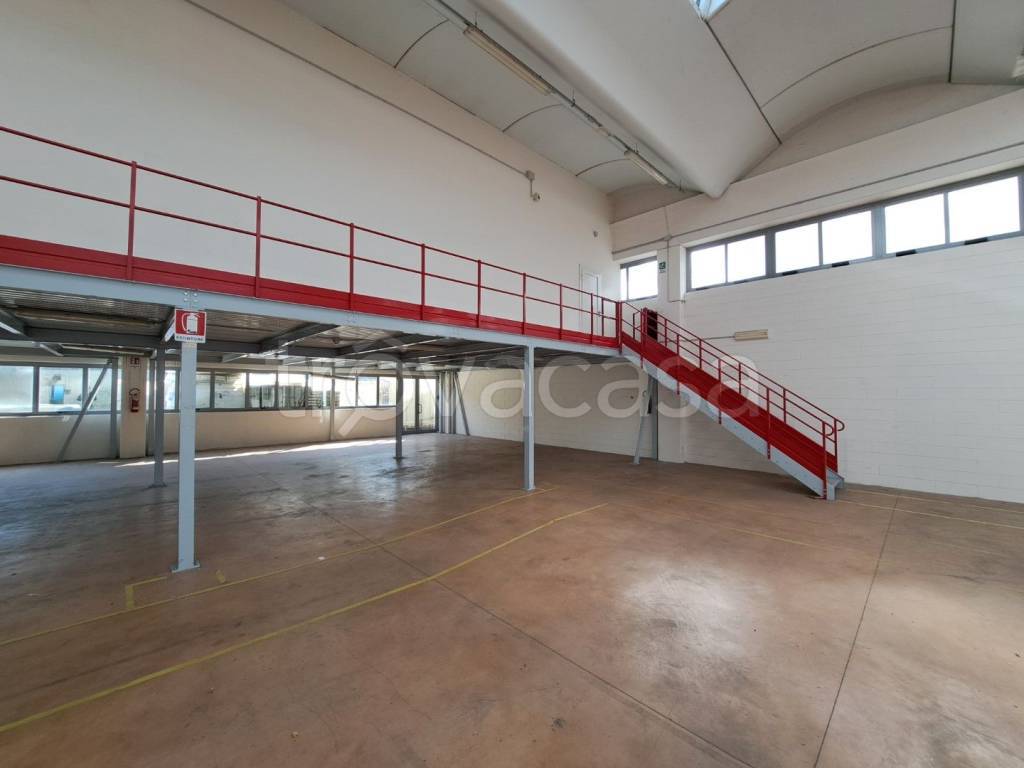 negozio in vendita a Nervesa della Battaglia in zona Bidasio