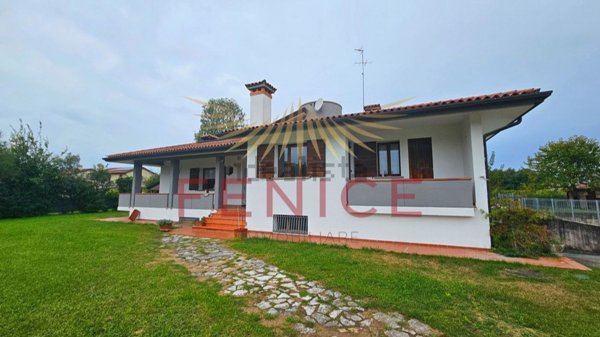 casa indipendente in vendita a Nervesa della Battaglia in zona Bidasio