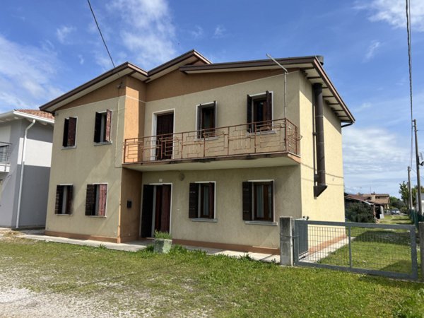 casa indipendente in vendita a Nervesa della Battaglia in zona Bidasio