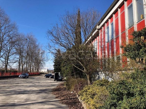 locale commerciale in vendita a Nervesa della Battaglia