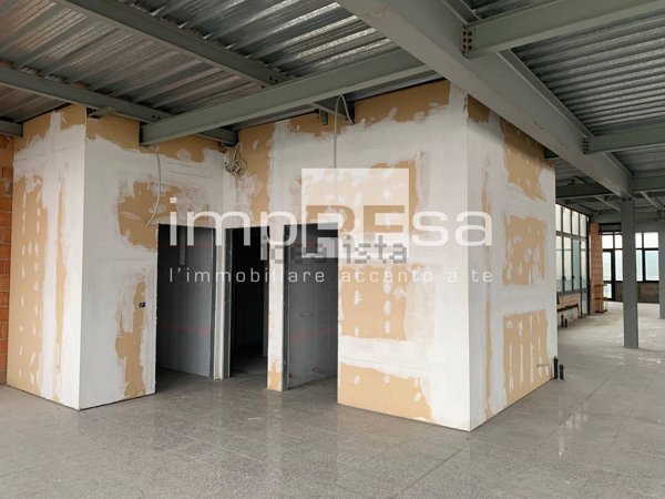 locale commerciale in vendita a Paese