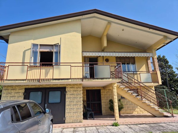 casa indipendente in vendita a Paese in zona Castagnole