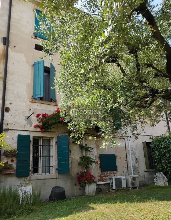 casa indipendente in vendita a Paese in zona Castagnole