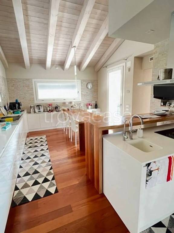 casa indipendente in vendita a Paese in zona Padernello