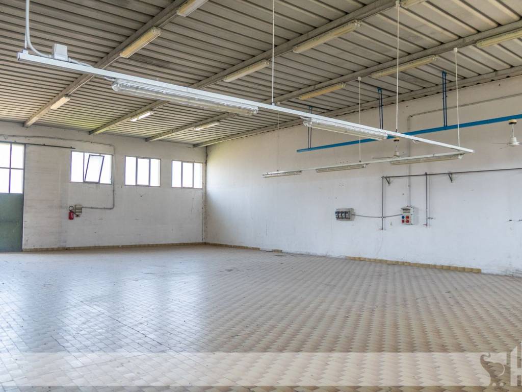 locale commerciale in vendita a Paese