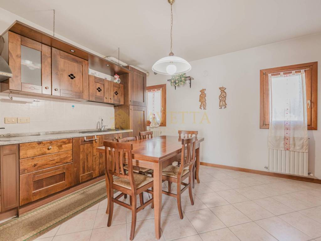 appartamento in vendita a Paese in zona Castagnole