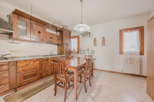 appartamento in vendita a Paese in zona Castagnole