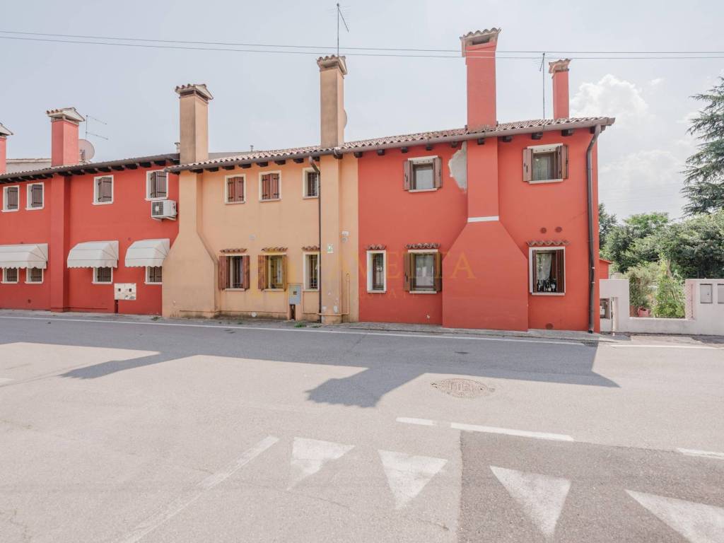 casa indipendente in vendita a Paese in zona Castagnole