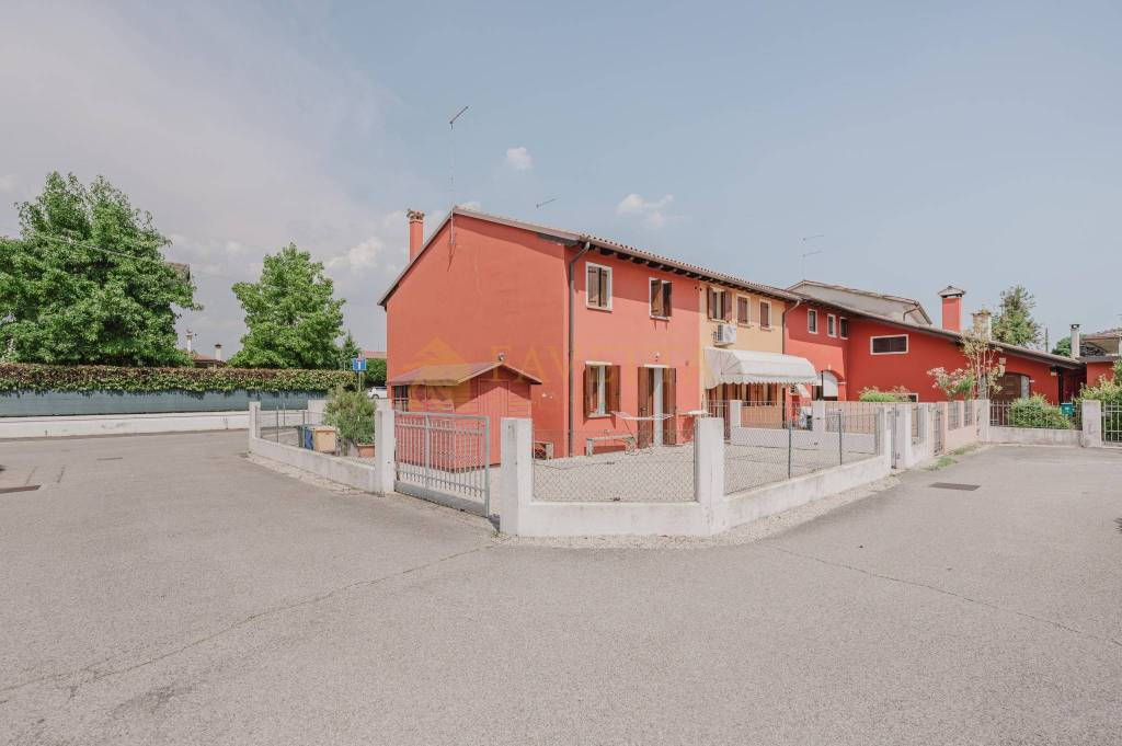 casa indipendente in vendita a Paese in zona Castagnole