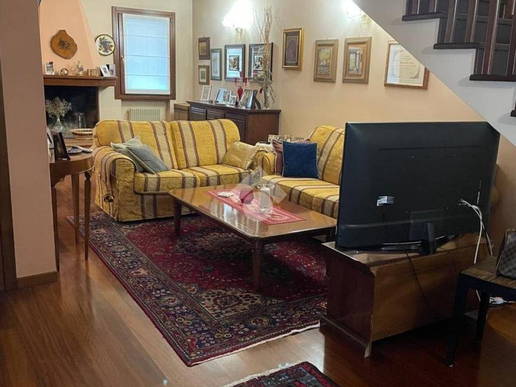 casa indipendente in vendita a Paese in zona Castagnole