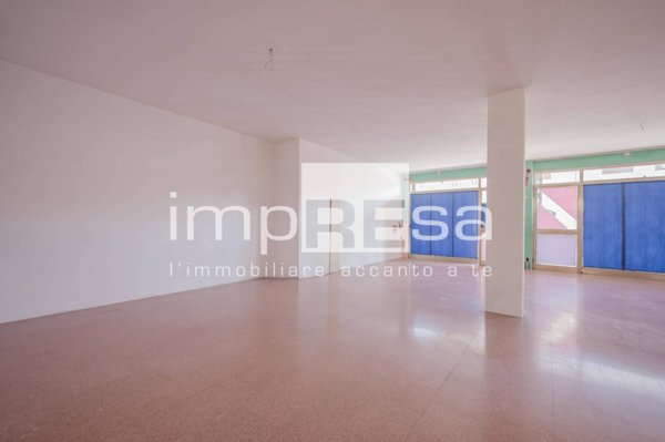 negozio in vendita a Paese in zona Postioma