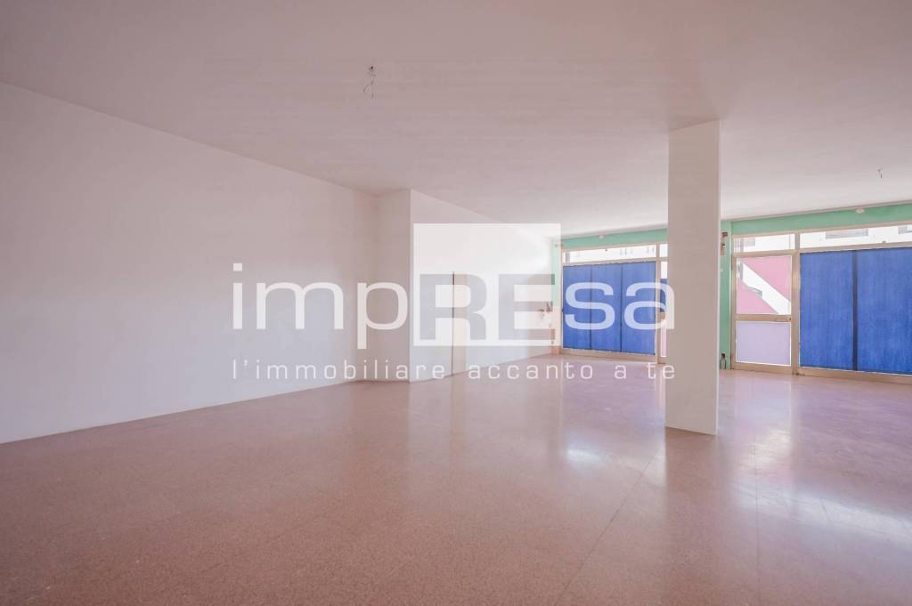 negozio in vendita a Paese in zona Postioma