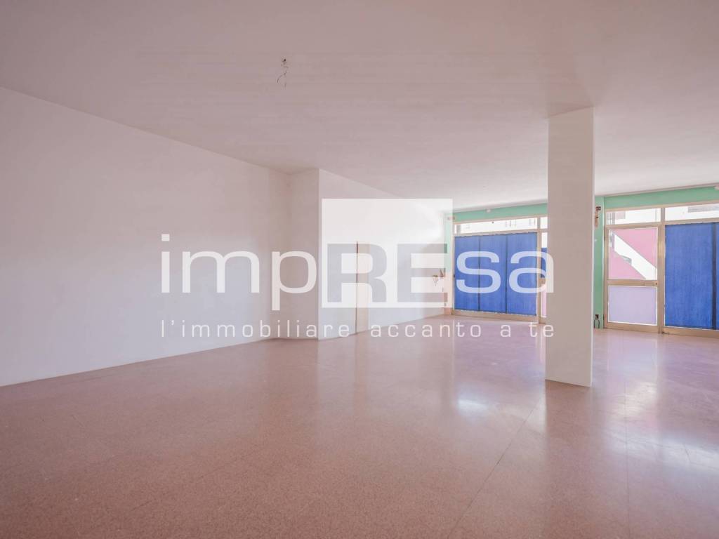 negozio in vendita a Paese in zona Postioma