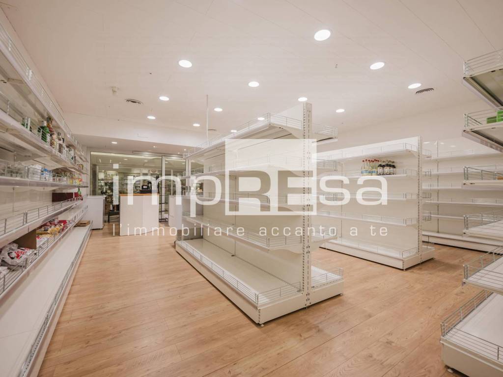 negozio in vendita a Paese