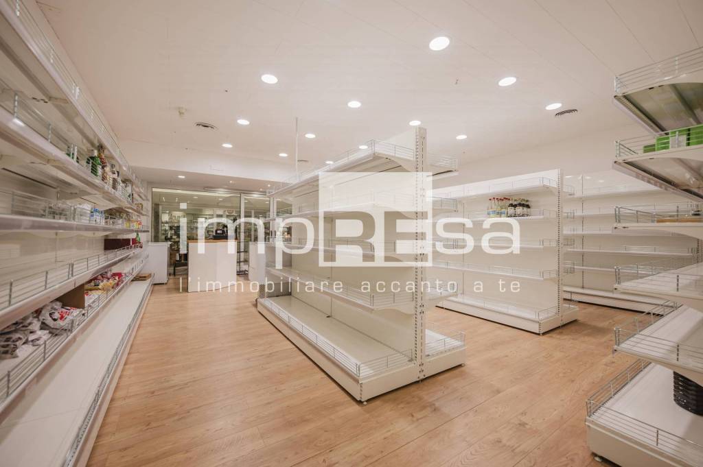 negozio in vendita a Paese