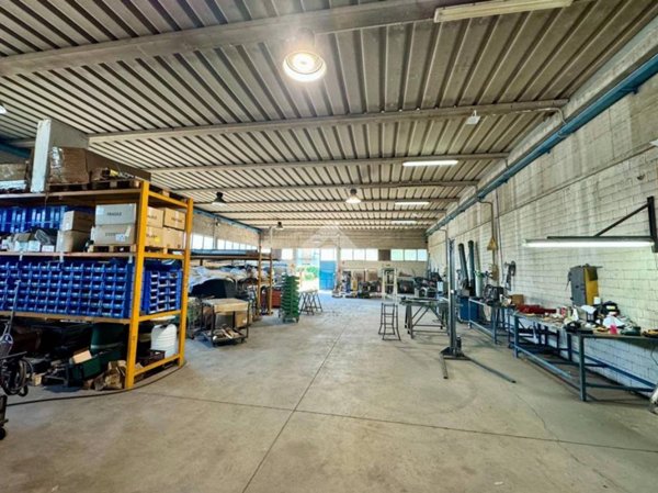 locale commerciale in vendita a Paese in zona Postioma