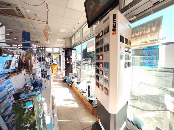 locale commerciale in vendita a Paese