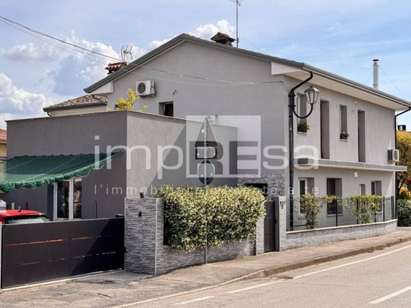 casa indipendente in vendita a Paese in zona Padernello