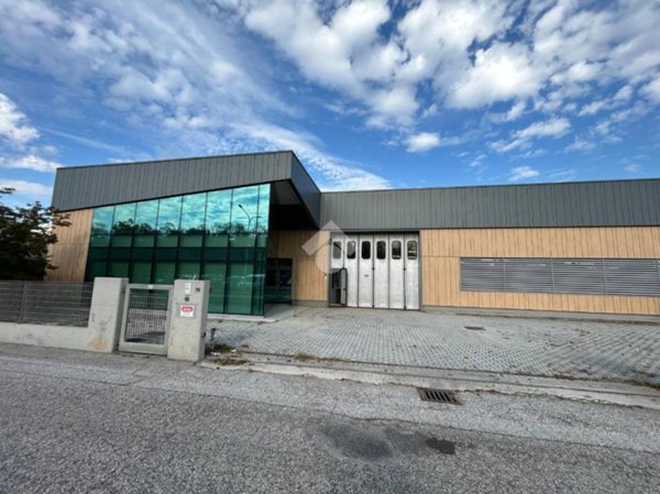 locale commerciale in vendita a Pederobba