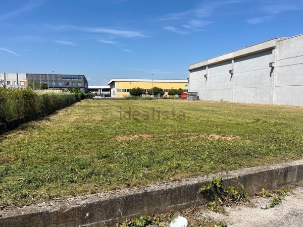 terreno edificabile in vendita a Ponzano Veneto in zona Paderno