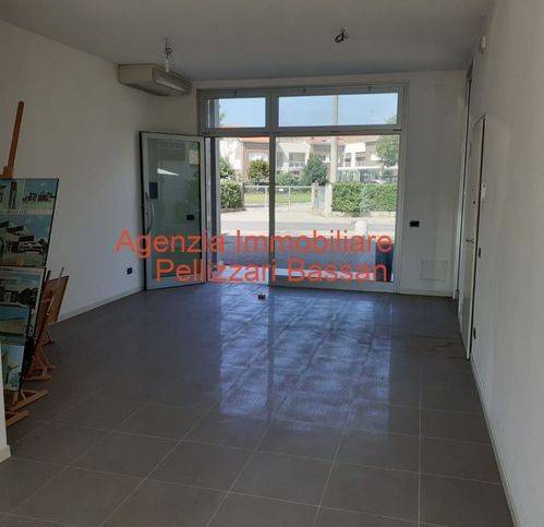 negozio in vendita a Povegliano in zona Camalò