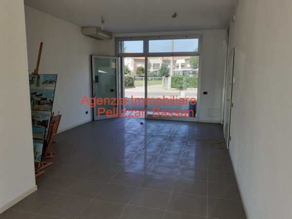 negozio in vendita a Povegliano in zona Camalò