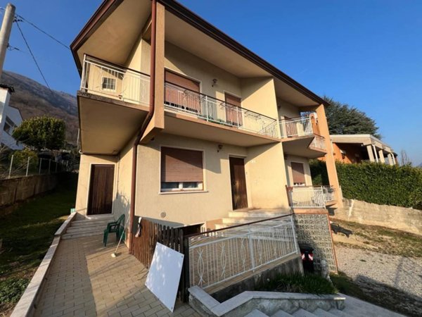 casa indipendente in vendita a Revine Lago in zona Santa Maria