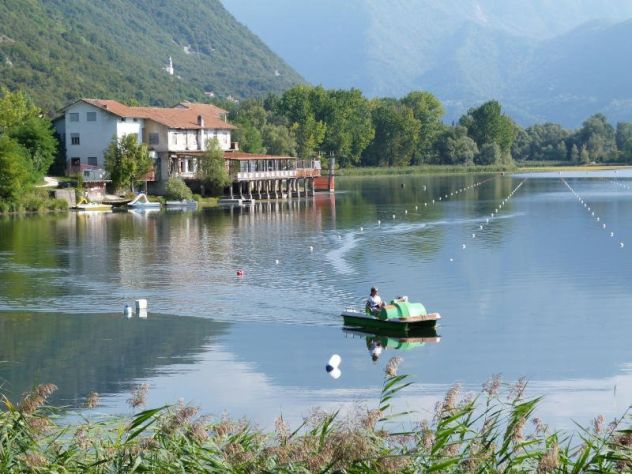 locale commerciale in vendita a Revine Lago in zona Lago