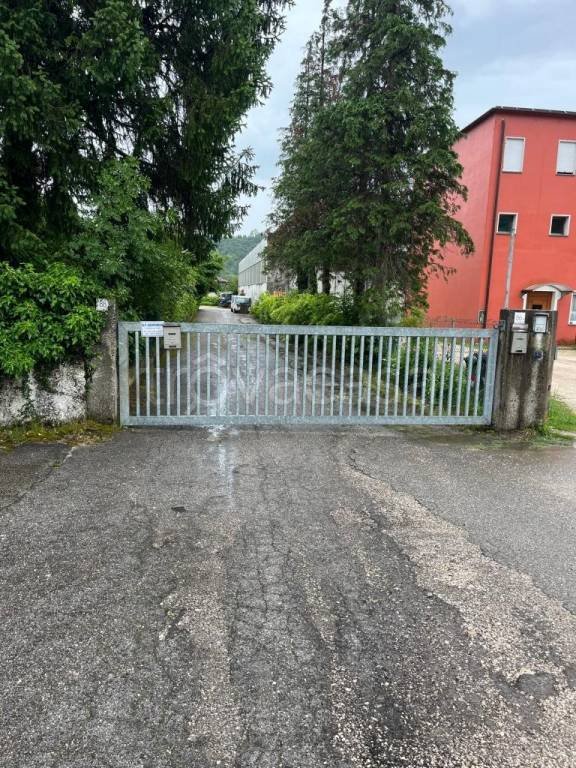 locale commerciale in vendita a Revine Lago in zona Revine