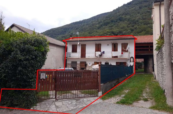 casa indipendente in vendita a Revine Lago in zona Santa Maria