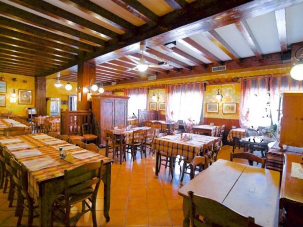 negozio in vendita a Revine Lago in zona Santa Maria