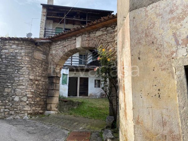 casa indipendente in vendita a Revine Lago in zona Revine