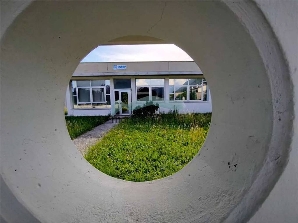 locale commerciale in vendita a Revine Lago in zona Revine