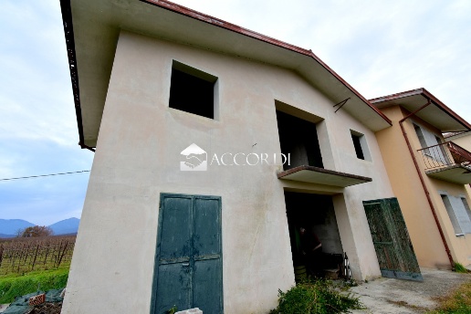 casa indipendente in vendita a San Pietro di Feletto in zona San Pietro