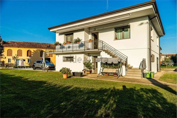 casa indipendente in vendita a Santa Lucia di Piave in zona Sarano