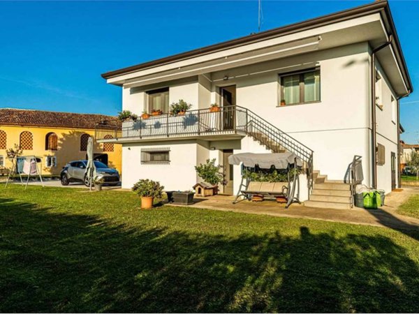 casa indipendente in vendita a Santa Lucia di Piave in zona Sarano