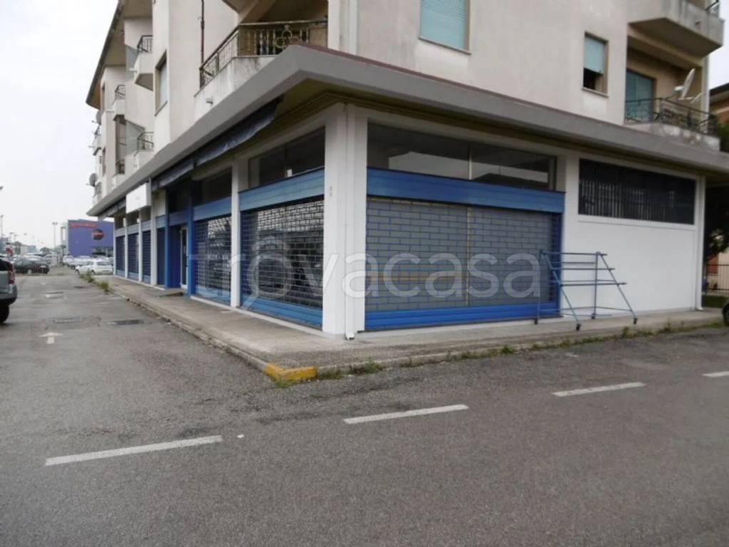 negozio in vendita a San Vendemiano in zona Fossamerlo