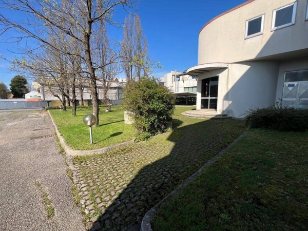 locale commerciale in vendita a San Vendemiano in zona Fossamerlo