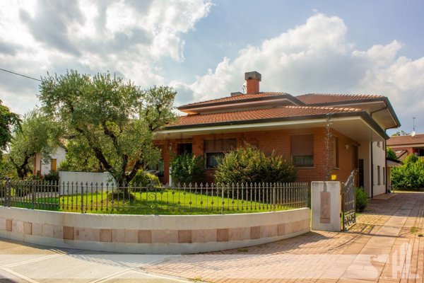 casa indipendente in vendita a San Vendemiano in zona Cosniga/Zoppè