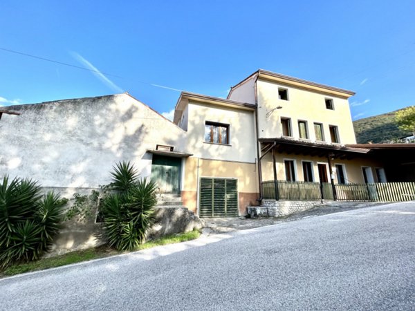 casa indipendente in vendita a Sarmede in zona Rugolo