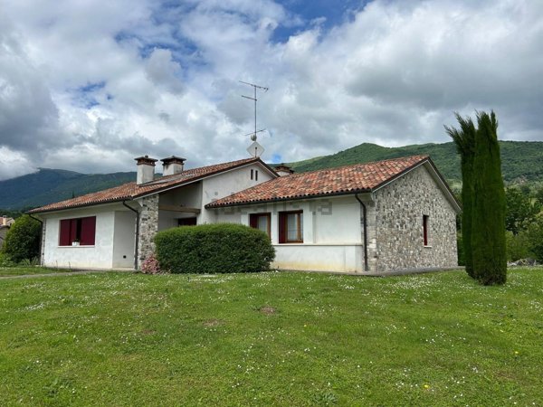 casa indipendente in vendita a Sarmede in zona Rugolo